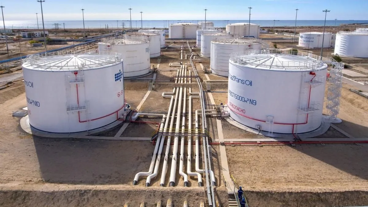 КазТрансОйл нарастил на 44 поставки казахстанской нефти в Китай по нефтепроводу Атасу Алашанькоу За первый квартал 2026 года национальный оператор нефтепровода КазТрансОйл поставил 4 953 млн тонн нефти из Казахстана в КНР через систему Казахстанско Китайского трубопровода Это на 0 106 млн тонн или на 2 2 больше чем годом ранее В том числе через нефтепровод Атасу Алашанькоу экспортировали 0 345 млн тонн казахстанской нефти Это на 0 106 млн тонн или на 44 3 больше чем годом ранее ℹ Ранее LogiStan писал о том что в первом квартале 2026 года объемы нефтедобычи в Казахстане снизились почти на 20 по сравнению с аналогичным периодом 2025 года Читайте также КазТрансОйл нарастил почти в два раза экспорт казахстанской нефти в Германию по Дружбе КазТрансОйл нарастил поставки нефти на морской терминал КТК на 47 2 в порт Актау на 4 3 Logistan info Telegram MAX