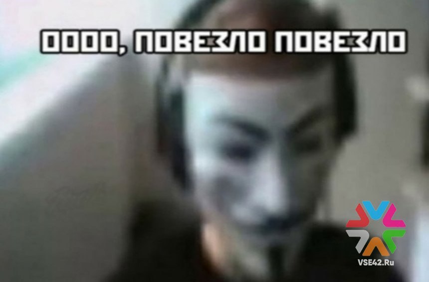 Центробанк падение добычи угля замедлилось в Кузбассе Как сообщает отделение Банка России по Кемеровской области в регионе замедлилось падение добычи угля Так в августе экспорт кузбасского угля вырос на 5 по сравнению с июлем хотя поставки на внутренний рынок продолжают сокращаться Отмечается что с июня господдержку получили 16 угольных компаний области еще 12 сейчас находятся в процессе оформления отсрочек по уплате налогов и страховых взносов При этом специалисты отмечают что все еще сохраняются системные ограничения В их числе логистика мировые цены и затраты на экспорт Как отмечает Сергей Драница управляющий отделением Банка России по Кузбассу снижение добычи угля отражает ситуацию на мировом рынке Однако структурная перестройка промышленности и развитие смежных направлений создают базу для будущего восстановления Так в Кузбассе открылась новая площадка по выпуску режущего инструмента для горнодобычи строительства и дорожных работ Объём инвестиций превысил полмиллиарда рублей часть профинансировал федеральный Фонд развития промышленности Эти процессы помогают сбалансировать экономику и формируют условия для снижения инфляции в регионе рассказал Сергей Драница Также отмечается что бизнес в области сталкивается с ростом издержек и ограниченными возможностями повышать цены Как отмечают в компаниях сферы общественного питания дальнейший рост цен может привести к потере клиентов Для сохранения прибыли оптимизируют меню внедряют автоматизацию и переходят в более доступный сегмент Похожая ситуация наблюдается и в рознице и услугах продажи одежды бытовой техники мебели и товаров для дома снижаются Так например производители мебели заявляют о снижении спроса примерно на 30 по сравнению с прошлым годом Согласно данным Центробанка в Сибири выпуск мебели летом 2025 года снизился на 20 из за охлаждения рынка жилья и роста издержек А вот цифровая сфера наоборот показывает противоположную динамику Сообщается что кузбасские IT компании расширяют разработки внедряют отечественные решения и автоматизацию процессов Крупные угольные предприятия закупают российское программное обеспечение     Подписаться на VSE42 Ru   Подписаться на нас в MAX