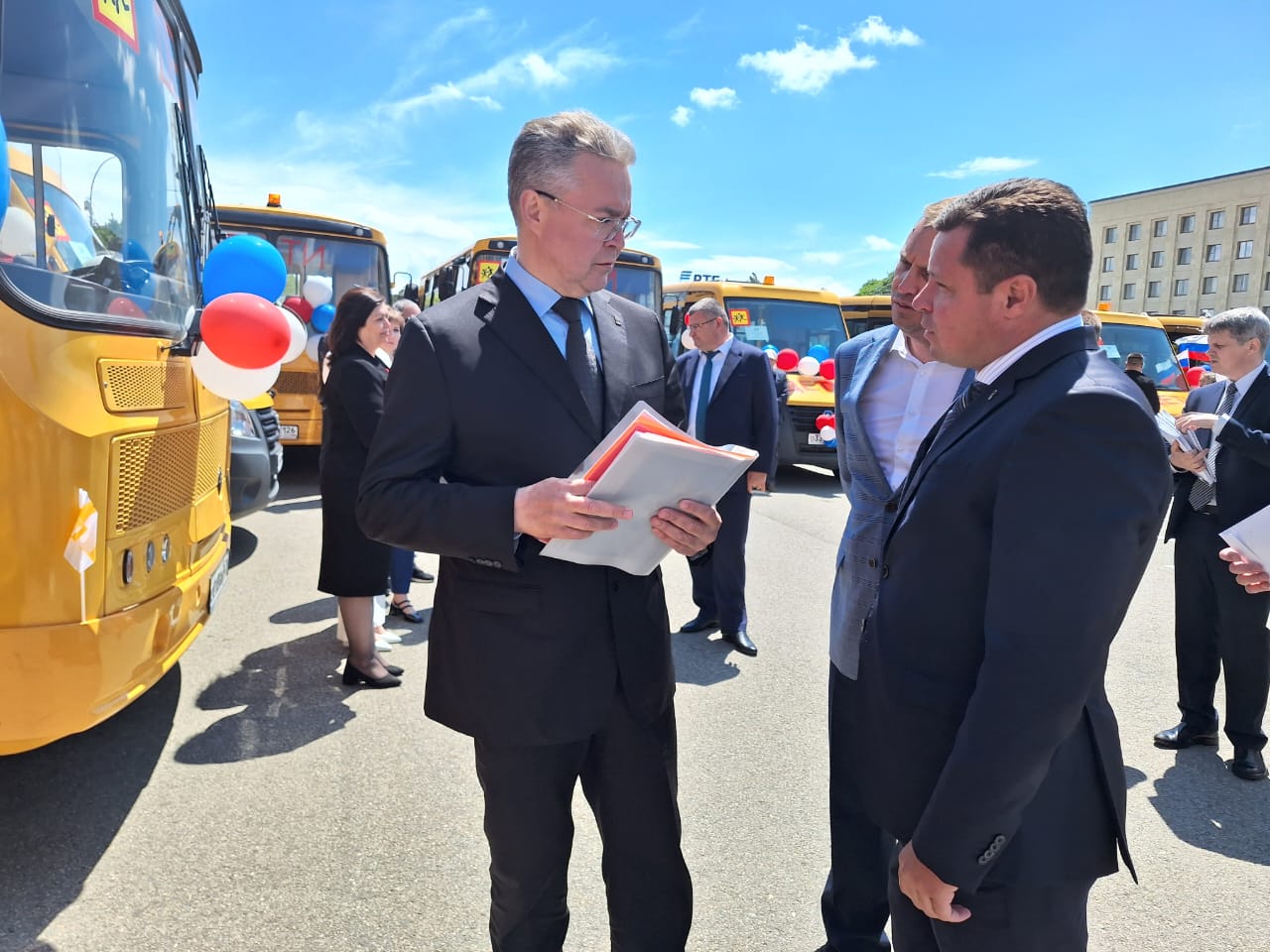 Правокумская школа пучила новый автобус Сегодня в краевой столице глава округа Сергей Гультяев с начальником управления образования Оксаной Радочинской и директором СОШ №4 имени И.Ю.Бережного села Правокумского и водителем получили ключи от нового школьного автобуса из рук губернатора Владимира Владимирова. Современный новый автобус вместимостью 23 человека предназначен для организованного подвоза учащихся к образовательным учреждениям. Он оснащён необходимым оборудованием, отвечающим всем нормам безопасности и требованиям к перевозке детей. Старому школьному автобусу было 9 лет, и он вмещал всего 10 человек, что затрудняло организованную перевозку правокумских ребят для сдачи ЕГЭ, на экскурсии и массовые мероприятия. Машины приобретены в рамках федеральной программы по обновлению автопарков образовательных учреждений. Фото и видео: аккаунты в соцсетях главы округа