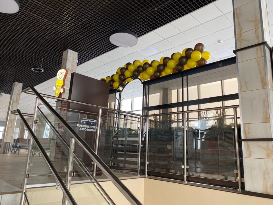 Основанная в Кузбассе сеть Подорожник закрывает все свои точки в Кемерове Новокузнецке Новосибирске и других городах присутствия на фоне сложной экономической ситуации в сфере общепита Об этом агентству Интерфакс сообщила учредитель компании Татьяна Фомина Закрытие происходит в связи со сложной экономической ситуацией у малого и среднего бизнеса в нашей стране Высокие налоги высокая ключевая ставка очень маленькая покупательная способность у граждан рассказала Татьяна Фомина агентству Интерфакс Сроки закрытия точек не оглашаются На сегодня по данным 2ГИС у Подорожника 25 точек в Кемерове 39 в Новокузнецке 8 в Новосибирске включая заведение в аэропорте Толмачево Подробнее по ссылке