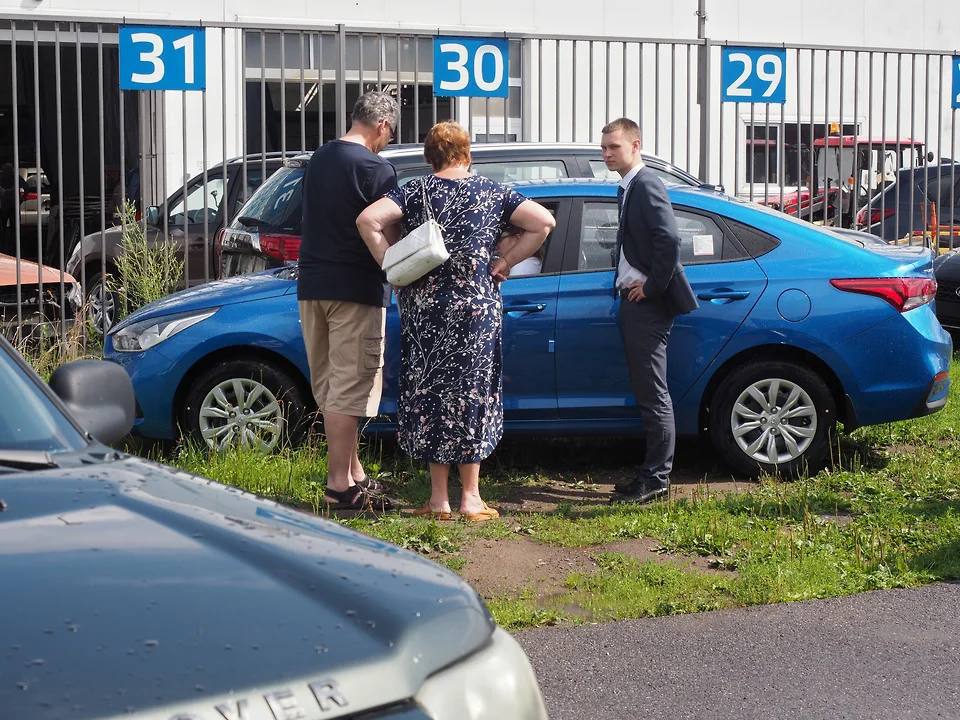 Продажи подержанных автомобилей в апреле выросли к марту почти на 14% Рынок подержанных машин растет на фоне сезонного спроса и снижения цен. В апреле продажи подстегнули гибкая политика ценообразования дилеров и разгоняющийся рынок новых автомобилей. Но удержать темп в мае будет сложно, считают эксперты и дилеры: в первую очередь из-за большого количества праздничных ней. Фото: Александр Коряков/Коммерсантъ Подписывайтесь на «Ъ-Черноземье»