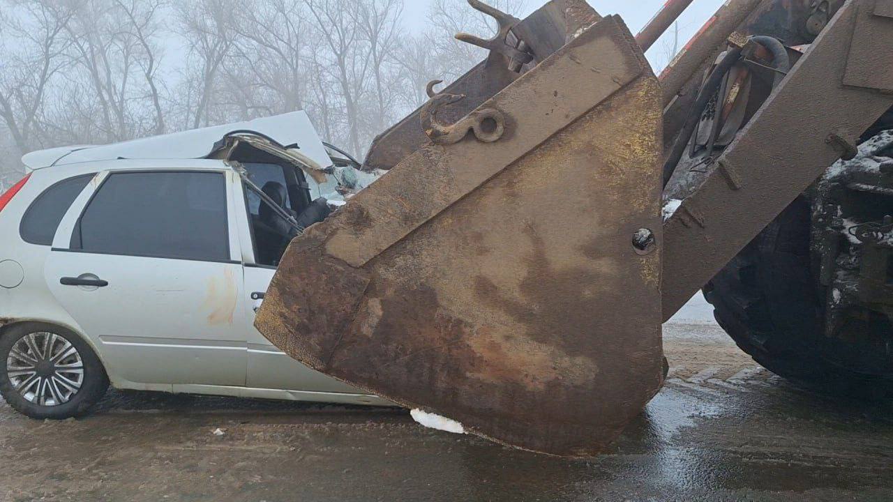 На туманной трассе в Сорочинском городском округе «LADA» влетела в ковш трактора.  57-летний водитель легковушки не выдержал безопасную дистанцию до ехавшего впереди трактора и столкнулся с ним. Водитель и пассажир машины пострадали, им потребовалась помощь медиков.