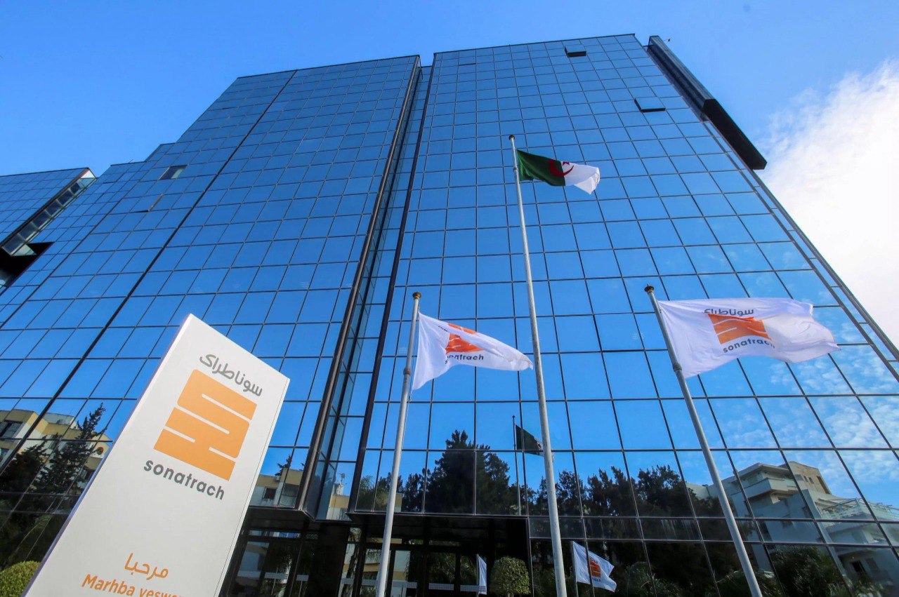 Sonatrach подписала контракт на 5 4 млрд долл США с Midad Energy Алжирская государственная нефтегазовая компания Sonatrach 13 октября подписала контракт о разделе продукции с саудовской компанией Midad Energy North Africa Соглашение касается разведки на месторождении Illizi Sud и его разработки Сумма контракта составляет 5 4 млрд долл США при этом все инвестиции будут полностью профинансированы компанией Midad Energy Из них 288 млн долл США выделены на разведочные работы Контракт заключён на 30 лет с возможностью продления ещё на 10 лет и включает 7 летний период разведки Ожидаемый объём добычи по завершении контракта составляет 993 млн баррелей нефтяного эквивалента включая 125 миллиардов м³ газа 103 млн баррелей сжиженного нефтяного газа СНГ и 101 млн баррелей конденсата Подписаться на канал Торгпредства России в Алжире Подписаться на канал Торгпред Официальный сайт Торгпредства России в Алжире