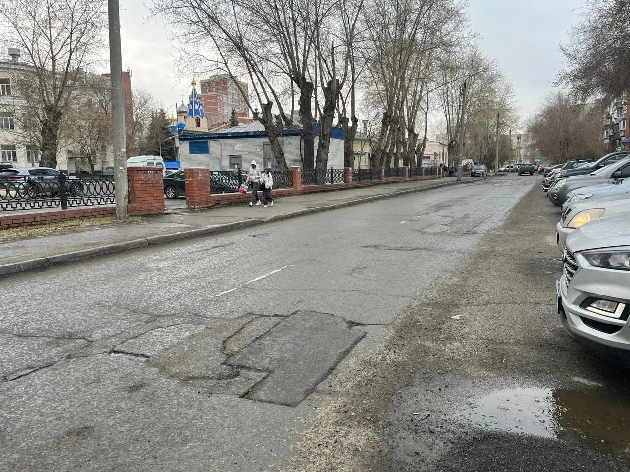 В Челябинске стартовали дорожные работы на нескольких участках Центрального района Как сообщили в районной администрации в этом сезоне приведут в порядок улицы Смирных Либкнехта Энгельса и Академика Королева Подрядчики обновят асфальтовое покрытие установят новые дорожные знаки а разметку нанесут устойчивым термопластиком Наибольший объем работ запланирован на улице Смирных на отрезке от Лесопарковой до Энтузиастов Там дополнительно обустроят тротуары и организуют парковочные места На улице Либкнехта на участке от Клары Цеткин до Красной и на отрезке улицы Энгельса от улицы Труда до реки Миасс контрактом также предусмотрено создание новых пешеходных дорожек На улице Академика Королева от Братьев Кашириных до 250 летия Челябинска появятся въездные карманы для стоянки автомобилей Ремонты планируется закончить к 31 июля