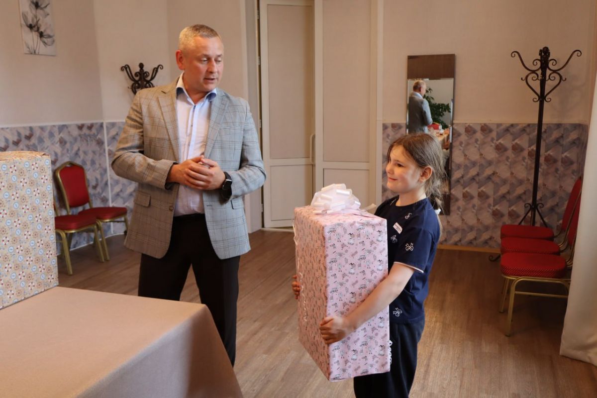 Юрий Любарский встретился с детьми погибших участников спецоперации в Суворове     В канун Дня защиты детей генеральный директор «Газпром межрегионгаз Тула» и «Газпром газораспределение Тула», победитель предварительного голосования от «Единой России» Юрий Любарский приехал в Суворов, чтобы встретиться с детьми, потерявшими родителей в ходе специальной операции.  ↗  Прислать новость   Подписаться