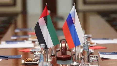 Россия и ОАЭ обсудили упрощение расчетов для туристов сообщил глава Минпромторга Антон Алиханов отвечая на вопрос РБК в кулуарах первого Российско Эмиратского бизнес форума Речь идет о переходе на новые технологии QR коды различные приложения которые позволяют и без пластика собственно говоря работать пояснил Алиханов Российская сторона по его мнению может присоединиться к инициативам появляющимся в ОАЭ и решать вопросы расчетов для туристов повышая удобство для расчетов jkinvest news jkinvest