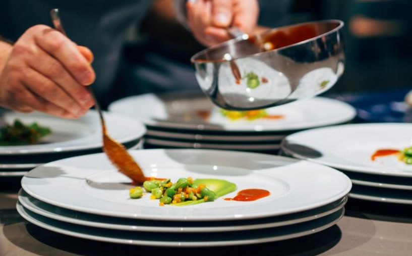 Количество заведений общепита в России сокращается За последний год число точек снизилось на 3 1 год к году до 115 тысяч Суши бары и пиццерии столкнулись с более выраженным падением из за угасающей популярности форматов сообщает Коммерсант Участники рынка отмечают что маржинальность ресторанного рынка заметно снизилась Если несколько лет назад рентабельность в среднем составляла 20 25 то сейчас 10 12