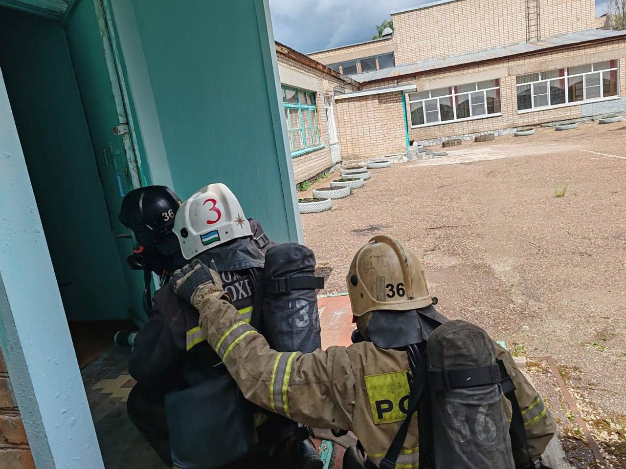 Пожарно-тактические учения прошли в школе №18 Салавата В ходе учений отработали действия по эвакуации учащихся и сотрудников школы. Также были отработаны практические занятия по использованию первичных средств пожаротушения. Фото: администрация Салавата
