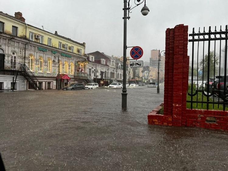 Во Владивостоке и Приморье объявлено штормовое предупреждение на 4 августа. Ожидаются сильные ливни, грозы и мощный ветер.  По данным Примгидромета, в связи влиянием активных фронтальных разделов ночью и днем 4 августа в Приморском крае и во Владивостоке ожидаются сильные дожди  15-45мм за 12 часов , местами очень сильные  50 мм и более за 12 часов  и сильные ливни  30 мм и более за 1 час , грозы. При грозе ветер порывами до 15-20 м/с.  Также на реках края ожидаются подъемы уровня воды на 0,6-2,0 м, на малых реках южной половины до 3,0 м, с выходом рек из берегов, подтоплением пониженных территорий, отдельных хозяйственных объектов, участков дорог местного значения.