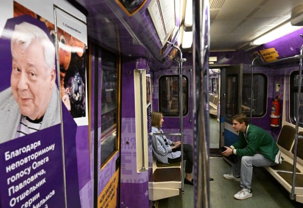 Поезд памяти Олега Табакова появился в московском метро Тематический состав запустили на Сокольнической линии к 90-летию со дня рождения артиста. Поезд будет курсировать до конца 2026 года. Первые два вагона посвятили новому анимационному сериалу «Простоквашино», а последние — всем картинам, которые озвучивал актёр. Торжественная церемония запуска тематического состава состоялась в электродепо «Аминьевское». На открытии присутствовал художественный руководитель Театра Олега Табакова Владимир Машков. Он назвал Олега Табакова очень афористичным человеком. «И вот он нам студентам на сцене говорил: «Будьте локомотивами, толкайте вагоны, тащите на сцене за собой весь коллектив». Поэтому этот замечательный состав повезёт каждого человека, кто в него попадет, домой, на работу, в институт, в школу и точно создаст потрясающее, очень хорошее настроение», — сказал Машков. Подпишись на «Говорит Москва»
