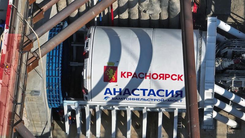 В Красноярске стартовала проходка еще одного тоннеля для будущего метротрама 21 августа щит опустили в котлован на площади Революции напротив Центрального парка Отсюда он будет двигаться в сторону железнодорожного вокзала где сейчас подготавливают котлован под станцию Через 374 метра тоннель соединится с первым притоннельным сооружением на улице Карла Маркса Жителям близлежащих домов обещают что работы не принесут шума и неудобств Подробнее на Бабре красноярск kras 24