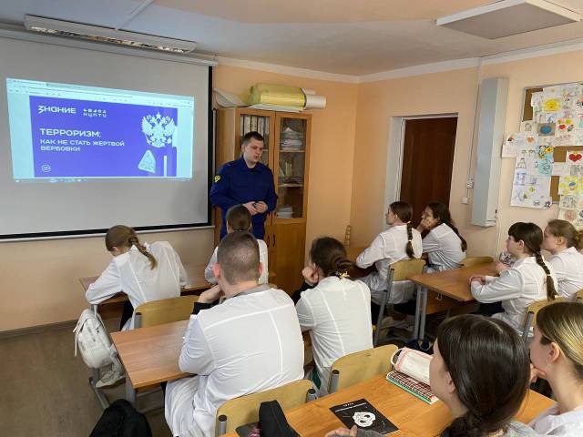 В Коврове помощник городского прокурора Кирилл Григораж учащимся медицинского колледжа об угрозах вовлечения в террористическую деятельность Помощник Ковровского городского прокурора Кирилл Григораж в рамках проведения мероприятий по правовому просвещению с целью профилактики преступлений террористической направленности совершаемых несовершеннолетними провел лекцию для учащихся ГБПОУ ВО Ковровский медицинский колледж В ходе встречи рассмотрены актуальные проблемы вовлечения несовершеннолетних в террористическую деятельность Особое внимание сотрудник надзорного ведомства обратил на предусмотренные законодательством меры ответственности за совершение преступлений террористической направленности и на необходимый порядок действий при попытке вовлечения в противоправные действия В ходе беседы представитель прокуратуры привел интересные примеры из прокурорско судебной практики в указанной сфере а также рассказал о результатах надзорной деятельности В завершение встречи ребята имели возможность задать сотруднику прокуратуры интересующие их вопросы и получить исчерпывающие ответы