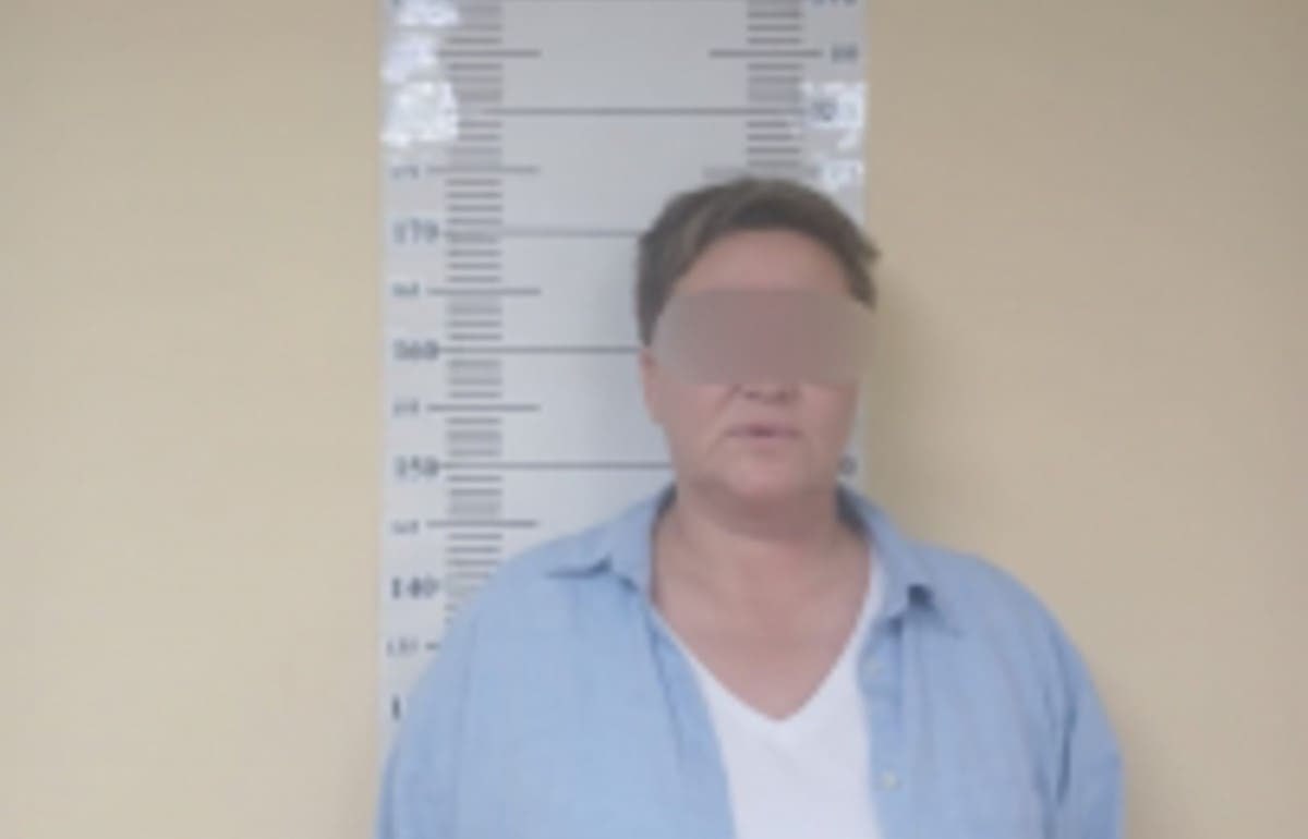 Пьяная пассажирка сорвала свой вылет в Сочи из Екатеринбурга  В аэропорту Кольцово 50-летняя женщина в нетрезвом состоянии устроила дебош у стойки регистрации. На замечания персонала реагировала агрессией и матом.  Её сняли с рейса Екатеринбург — Сочи и задержали. Медэкспертиза подтвердила опьянение. Пассажирка призналась, что пила перед полётом.  Суд оштрафовал нарушительницу за мелкое хулиганство.