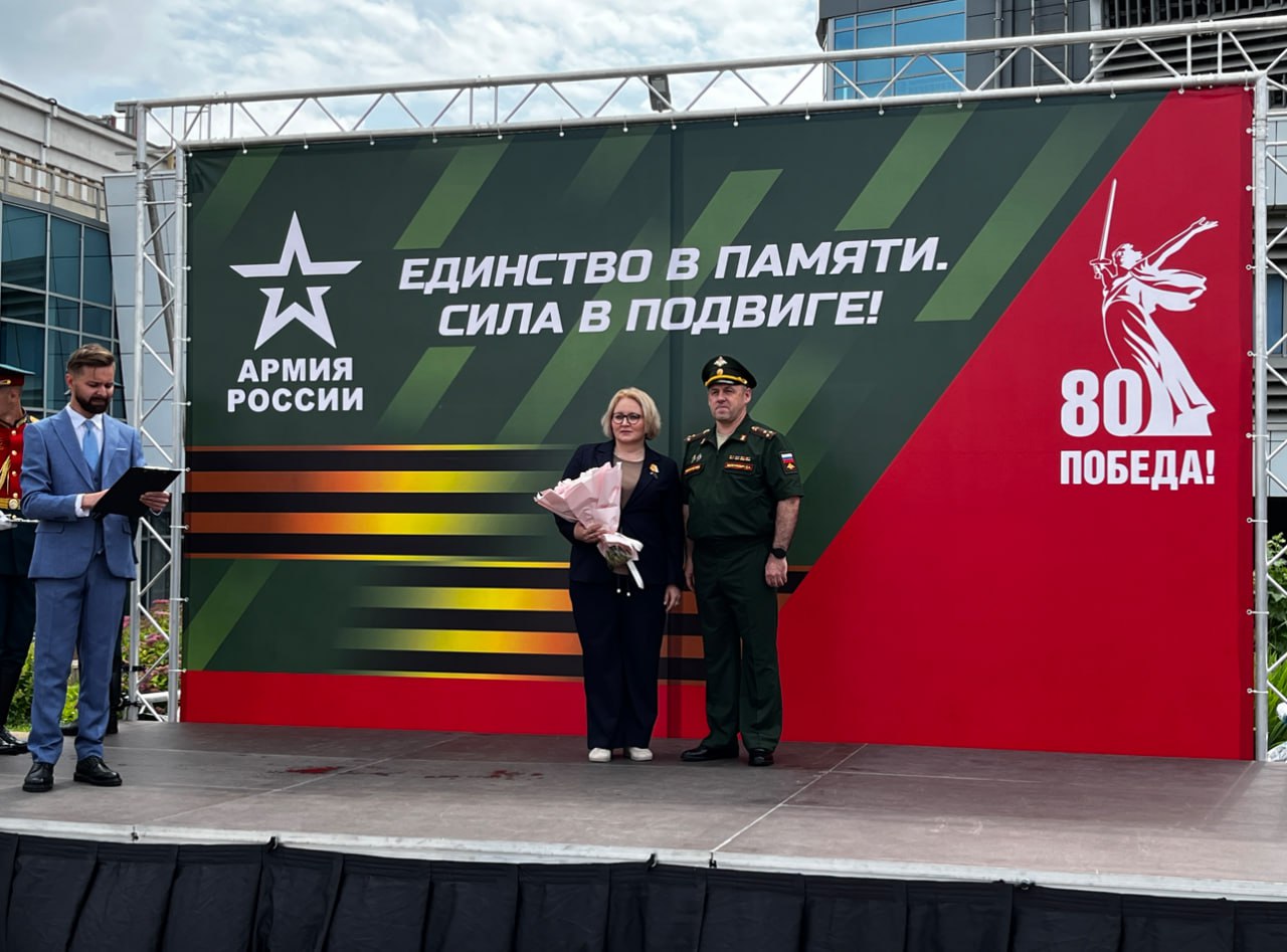 Агитпоезд Минобороны России прибыл в Казань В ходе митинга состоялось награждение медалями Министерства обороны Российской Федерации «За помощь и милосердие» представителей общественных и волонтерских организаций. Награды получили: Нестерова Олеся Александровна, начальник Штаба Движения «Юнармия» города Казани; Шайхетдинов Ростема Султановича, начальник Штаба Движения «Юнармия» Алькеевского муниципального района Республики Татарстан; Камалов Ильнар Наильевич, начальник Штаба Движения «Юнармия» Нижнекамского муниципального района Республики Татарстан. Агитационный поезд «Единство в памяти. Сила в подвиге!» представляет собой передвижной музей, состоящий из восьми тематических вагонов с экспозициями, где представлены образцы техники времён Великой Отечественной войны и современное вооружение. Среди экспонатов – рассекреченные архивные документы времён ВОВ. В составе также четыре железнодорожные платформы с образцами трофейной техники, захваченной российскими войсками в ходе СВО. Добро