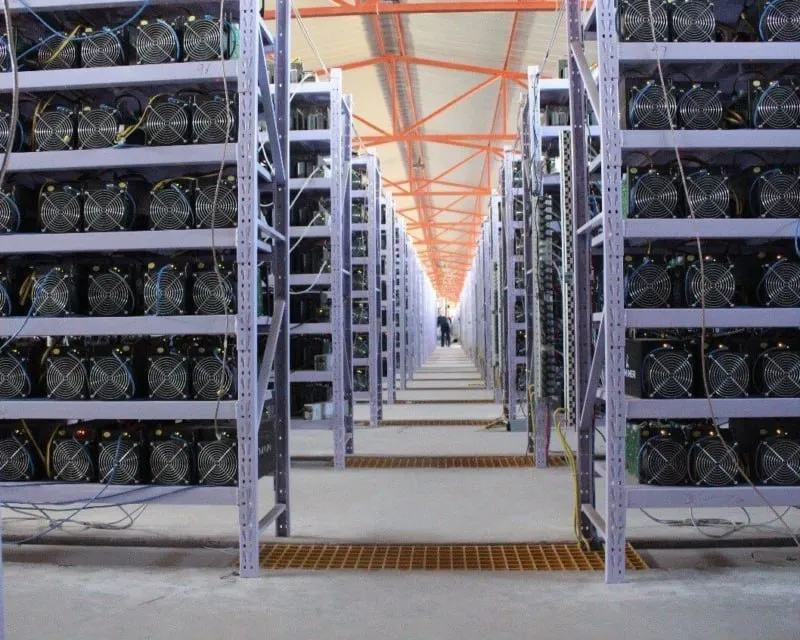 В Каракалпакстане появится Besqala Mining Valley особая экономическая зона для майнинга В Узбекистане принято решение о создании специализированной зоны для майнинга криптоактивов под названием Besqala Mining Valley на территории Каракалпакстана Этот шаг направлен на привлечение инвестиций в цифровую экономику региона и стимулирование высокотехнологичных производств Резиденты новой зоны получат уникальные преимущества включая доступ к разнообразным источникам энергии от единой энергосистемы до возобновляемых источников и водородных станций Важной мерой поддержки станет полное освобождение от всех налогов и сборов до 1 января 2035 года Правила работы с криптоактивами также будут максимально либеральными участникам разрешено продавать их через национальные и зарубежные биржи а также осуществлять обмен на другие цифровые активы Подпишитесь на AsiaToday