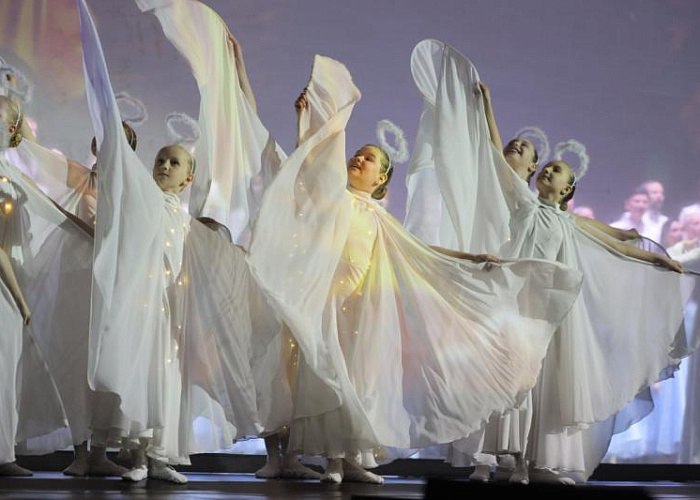 Рождественские елки посетят более 13 тысяч детей из Челябинской области Губернатор Алексей Текслер и митрополит Челябинский и Миасский Алексий 7 января дали старт рождественской кампании В этом году на елки пригласили 13 тысяч ребят из 43 муниципалитетов Первым в череде праздничных спектаклей стал красочный мюзикл Волшебник изумрудного города который прошел на сцене Челябинского театра оперы и балета имени Глинки Желаю чтобы мечта которую вы загадали непременно исполнилась Но помните для этого нужно стараться совершать добрые поступки и слушаться родителей ведь они желают вам только самого лучшего обратился к ребятам Алексей Текслер В 2026 году гостями праздника стали ребята из малообеспеченных семей домов интернатов ученики православной гимназии инвалиды сироты а также сыновья и дочери военнослужащих одаренные подростки и победители конкурса Рождественская сказка Подписаться на vecherchel   Поддержать Читать в Мах