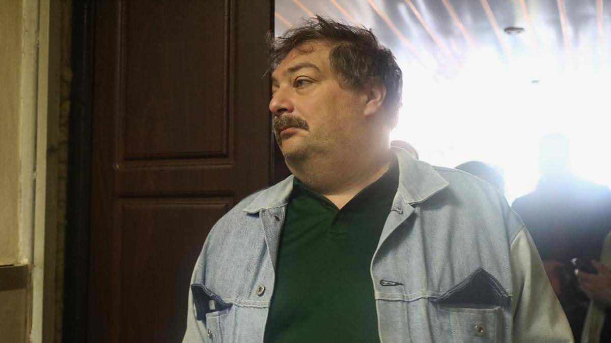 Писателя Дмитрия Быкова включен в реестр иноагентов заочно арестовали и объявили в международный розыск сообщает Следственный комитет Быков проходит по делам о фейках про российскую армию и уклонении от исполнения обязанностей иностранного агента Фото Андрей Любимов РБК