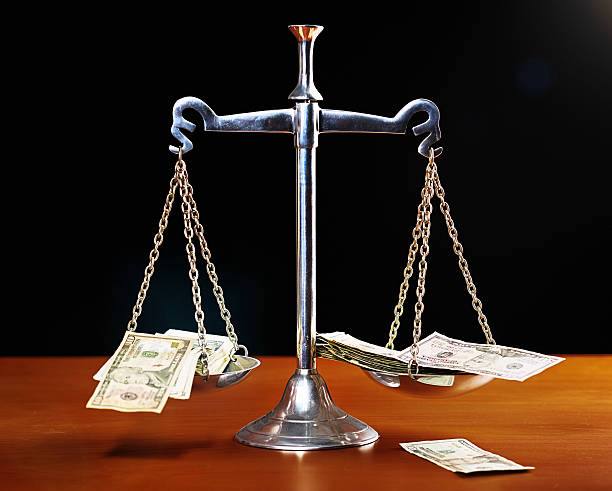 Сочинского судью задержали при получении взятки 25 млн рублей.  На следующий день Сергей Богданович должен был рассмотреть три уголовных дела в Лазаревском отделе полиции.   Здание районного суда всё ещё на ремонте после пожара прошлым летом. Заседания с Богдановичем отменили.   _____________________________ Есть интересная новость?   Присылайте нам     Краснодар Сегодня    ПРИСЛАТЬ НОВОСТЬ