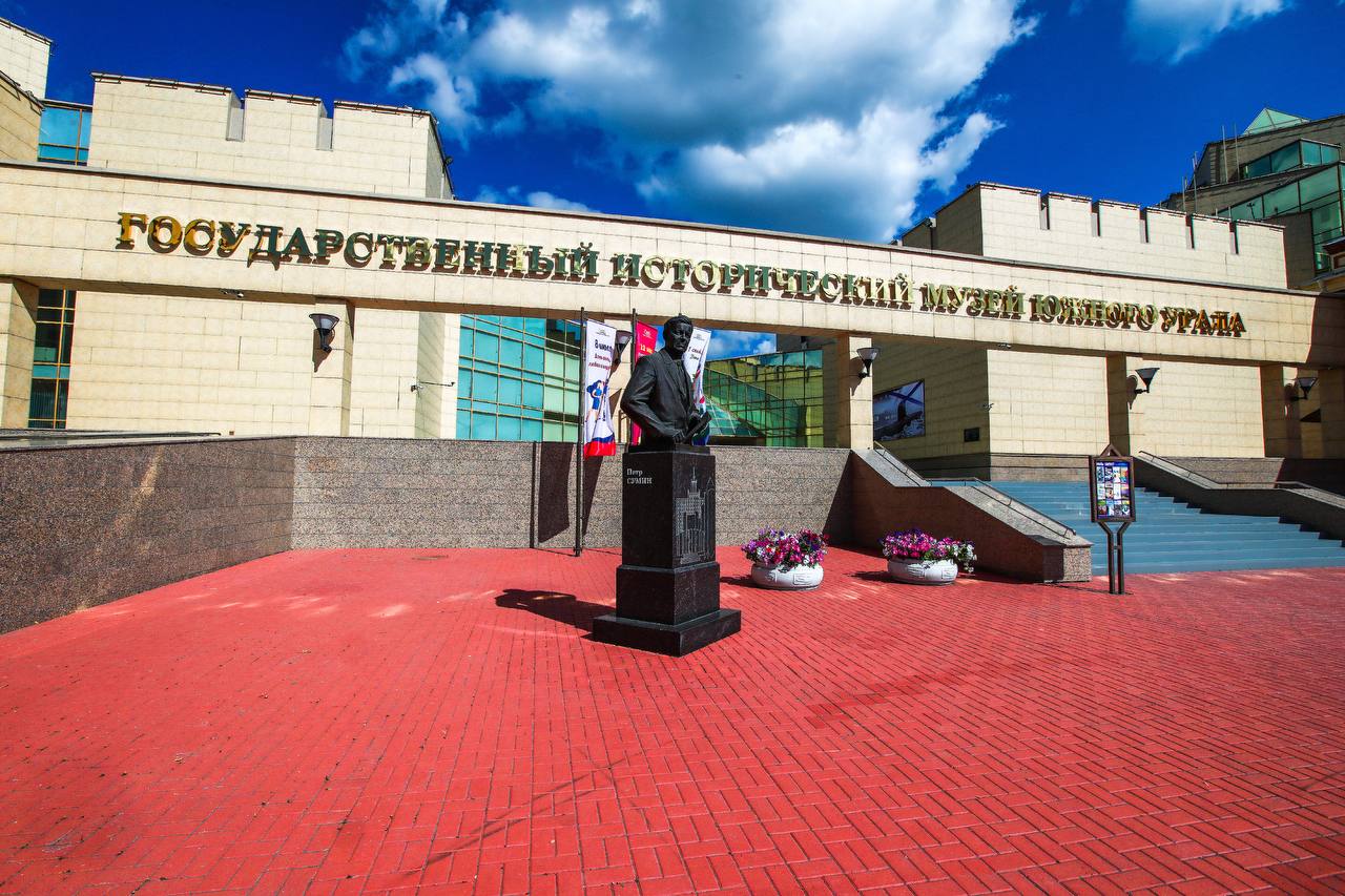«Фокус на культуру»: Челябинск вошёл в медиапроект для молодых блогеров Государственный исторический музей Южного Урала стал куратором от региона в межрегиональной медиалаборатории «Фокус на культуру». Участие принимают молодые авторы от 16 до 24 лет. Приём заявок открыт до 15 июня — затем пройдут заочный и очный туры, после которых в каждом регионе выберут шесть финалистов. В июле в Нижнем Новгороде стартует образовательная программа: мастер-классы от экспертов, занятия по медиапроизводству и встреча с известным блогером. Летом команда отправится в медиаэкспедицию по трём регионам, где участники создадут около 100 авторских материалов о культуре и истории. Их опубликуют на отдельной цифровой платформе. В сентябре пройдёт питчинг-проектов — участники представят свои идеи жюри и региональным учреждениям. Осенью начнётся финальный этап: производство медиаконтента в своих регионах до июня 2026 года.