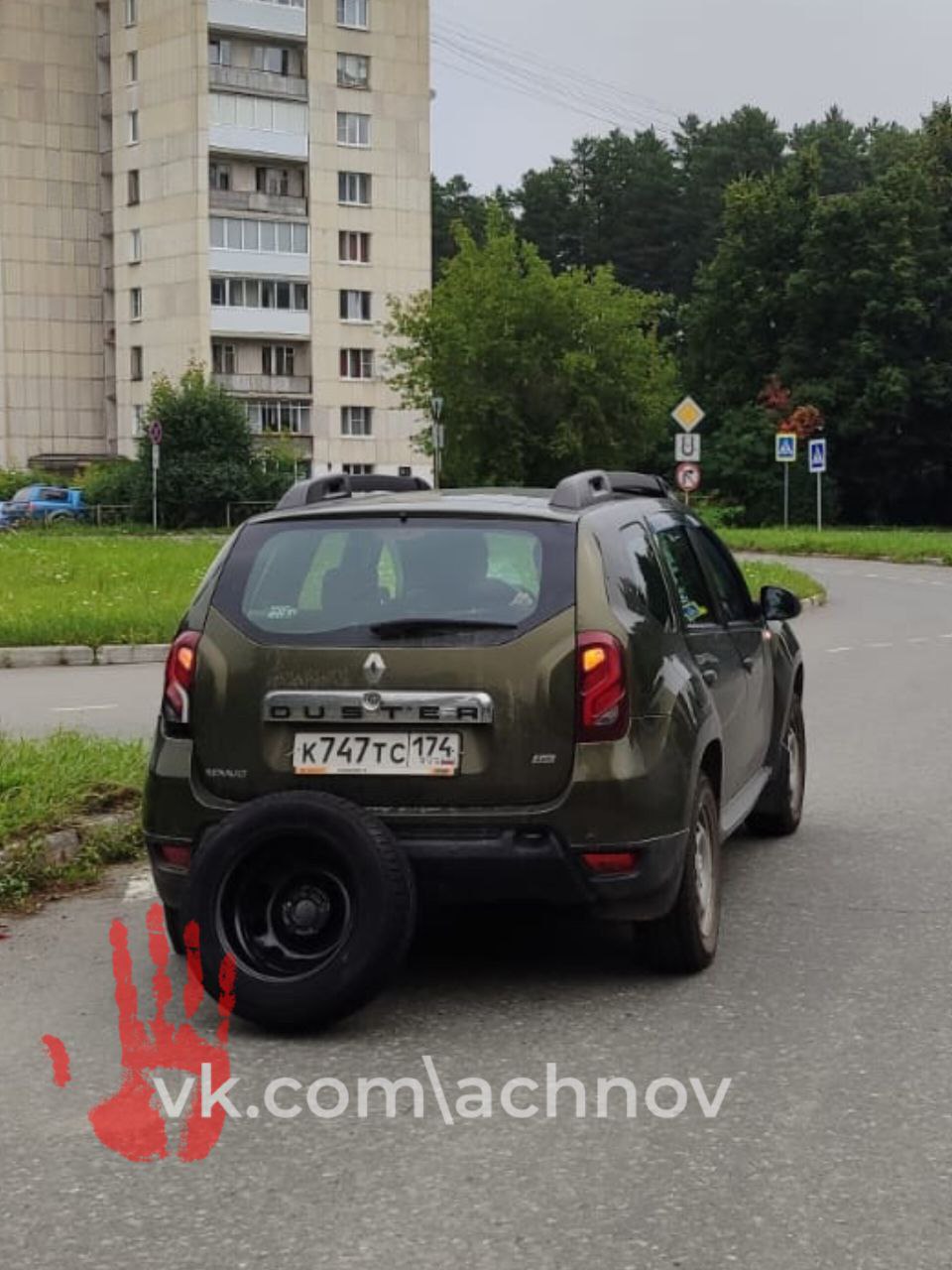 Протаранил чужое авто и скрылся!   В Снежинске ищут нарушителя.    В полиции говорят, что на перекрестке улиц Победы и Ленина кто-то повредил "Рено Дастер". Сделать это мог мотоциклист. Кто именно был на мототранспорте и почему влетел в иномарку, сейчас устанавливается.    ДТП произошло 25 июля в 06:35. Сейчас полицейские ищут очевидцев происшествия, которые могли бы помочь дать наводку на нарушителя. Согласно законодательству, за данное правонарушение водителю грозит лишение прав до 1,5 лет.