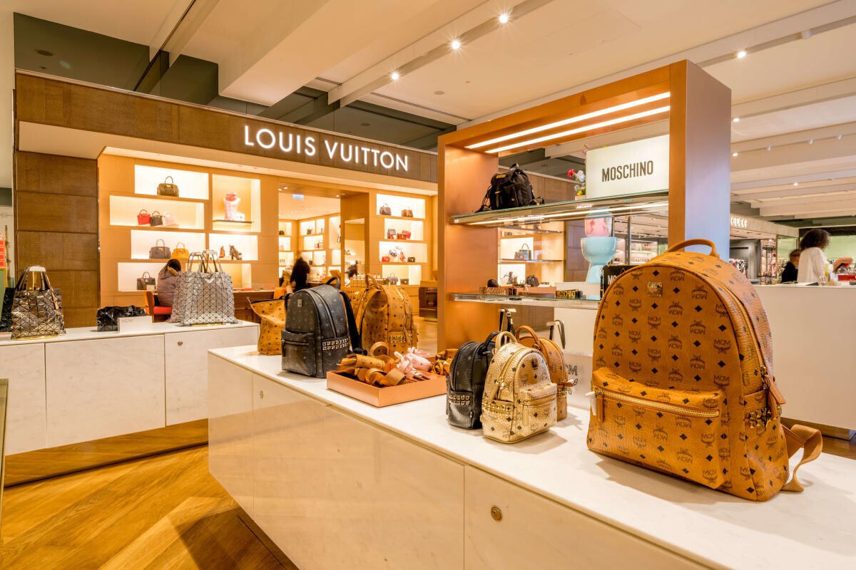 Владельцы брендов Gucci, Dior, Louis Vuitton и других сообщили о падении продаж одежды и аксессуаров: в первой половине 2025 года выручка холдинга Kering упала на 15% год к году, LVMH — на 7% соответственно.  Среди причин — экономическая нестабильность, «усталость от люкса» и тренд на осознанное потребление  vc.ru/retail/2129500