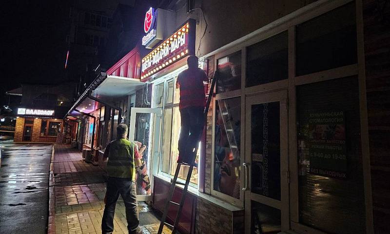 Во Владивостоке в августе демонтировали более 40 незаконных рекламных конструкций Еженедельно специалисты предприятия Содержание городских территорий вместе с управлением наружной рекламы убирают самовольно установленные баннеры вывески и афиши Последние работы провели на Светланской Уборевича Русской и Маковского убрали 8 конструкций Если владелец не устраняет свою рекламу по предписанию к делу подключаются городские службы При этом все расходы по демонтажу и хранению оплачивает собственник VIII channel