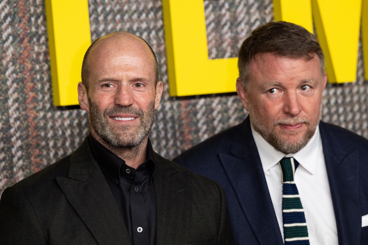 Джейсон Стэтем сыграет в новой картине Гая Ричи экшен триллере Viva La Madness по книге Дж Дж Коннолли Для творческого дуэта это будет уже шестой совместный фильм Роман Viva La Madness продолжение книги Слоеный торт по которой в 2004 году сняли криминальный триллер Однако новую картину позиционируют как самостоятельное оригинальное произведение а не сиквел или спин офф предыдущей экранизации Больше новостей в Daily News