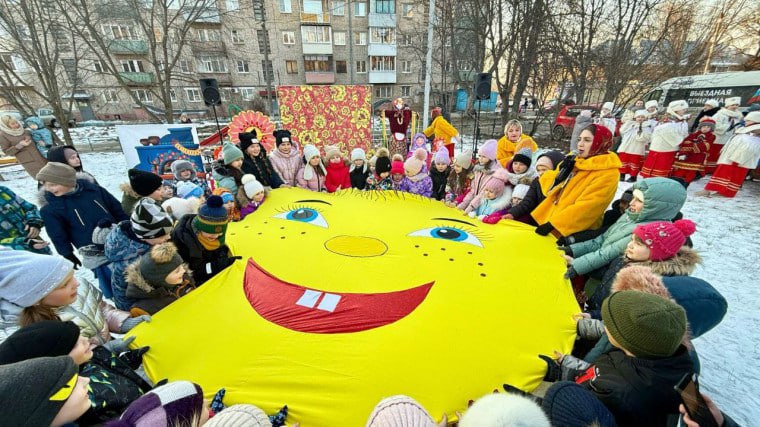 «Широкая масленица»: в Туле прошли праздники двора  " В поселке Менделеевский перед гостями праздника выступили артисты Дома культуры «Южный». Туляков ждали танцы, загадки, эстафеты, перетягивание каната и вкусные блины.  На празднике двора на ул. Л. Толстого, д. 115 выступил ансамбль русской народной песни «Рябинушка»... "  tulacity.gosuslugi.ru/dlya-zhiteley/novosti-i-reportazhi/novosti_3892.html