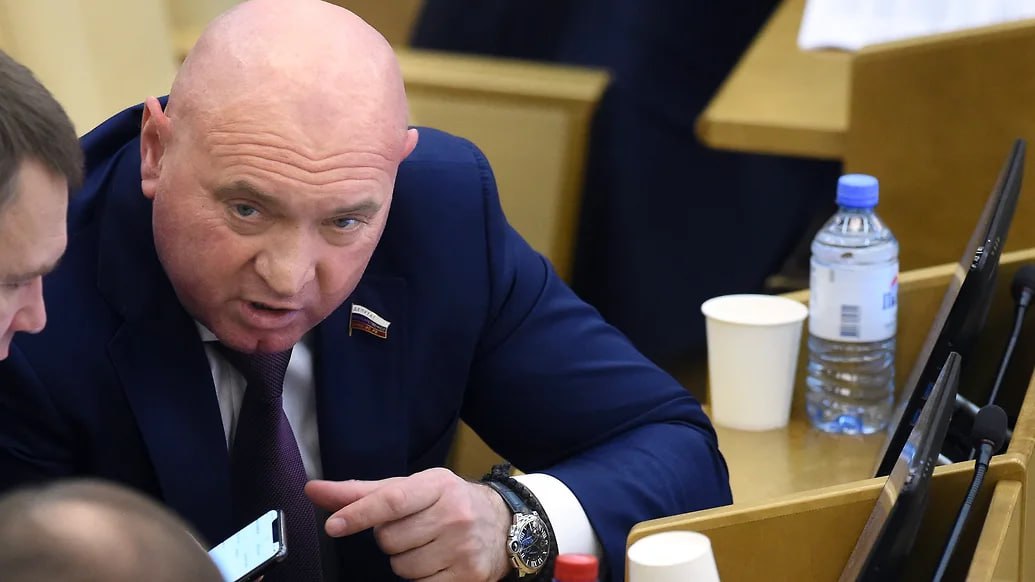 Находящемуся в СИЗО депутату Красноярского заксобрания Сергею Натарову присвоена III группа инвалидности. «Инвалидность приобретена за время его нахождения под стражей с декабря 2021 года»,— сообщает Telegram-канал парламентария. Защита намерена ходатайствовать об изменении ему меры пресечения. Летом 2023 года Генпрокуратура РФ направила в суд уголовное дело о хищениях при поставках товаров в город Игарка в 2016-2018 годах. Главными обвиняемыми по делу проходят вице-спикер красноярского заксобрания Сергей Натаров и его сын Антон. По подсчетам следствия, ущерб составил свыше 100 млн руб. Фото: Дмитрий Духанин, Коммерсантъ Подписывайтесь на «Ъ-Сибирь»
