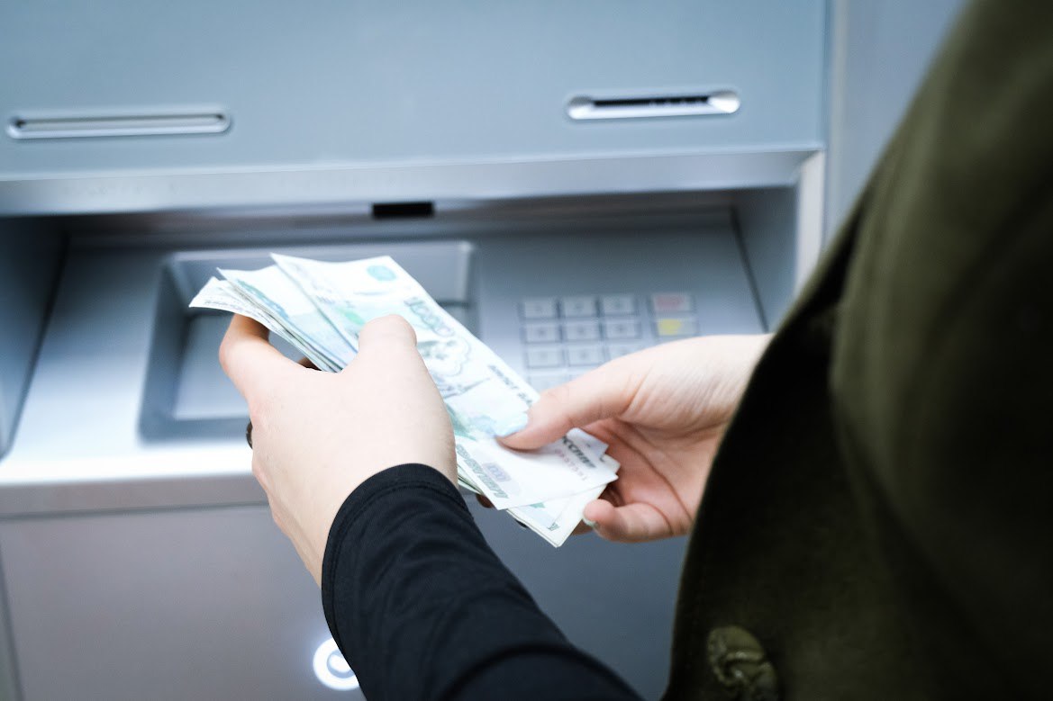 170 звонков за два месяца свердловский банк оштрафовали на 100 тыс рублей за бесконечные звонки клиенту Банк позвонил более 170 раз жителю Дегтярска с требованием вернуть долг по кредиту Спустя два месяца таких звонков мужчина обратился в службу судебных приставов с жалобой в результате которой банк оштрафовали на 100 тыс рублей Сумму штрафа уже погасили в полном объеме Банк нарушил требования Федерального закона о защите прав и интересов лиц по возврату просроченной задолженности Также выяснилось что данные о звонках предоставленные банком не совпадали с детализацией звонков из за чего приставы сделали вывод что банк попытался сокрыть правонарушение ГУФССП в разговоре с It s My City отказались сообщать название банка сославшись на то что это персональные данные