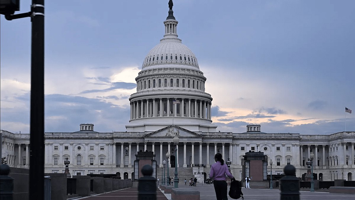 Палата представителей США приняла законопроект о регулировании стейблкоинов. Он устанавливает требования к эмитентам, включая обязанности по борьбе с отмыванием денег, а также правила по созданию резервов, обеспечивающих токены. Сенат уже поддержал документ, теперь его должен подписать президент Дональд Трамп vc.ru/crypto/2106436