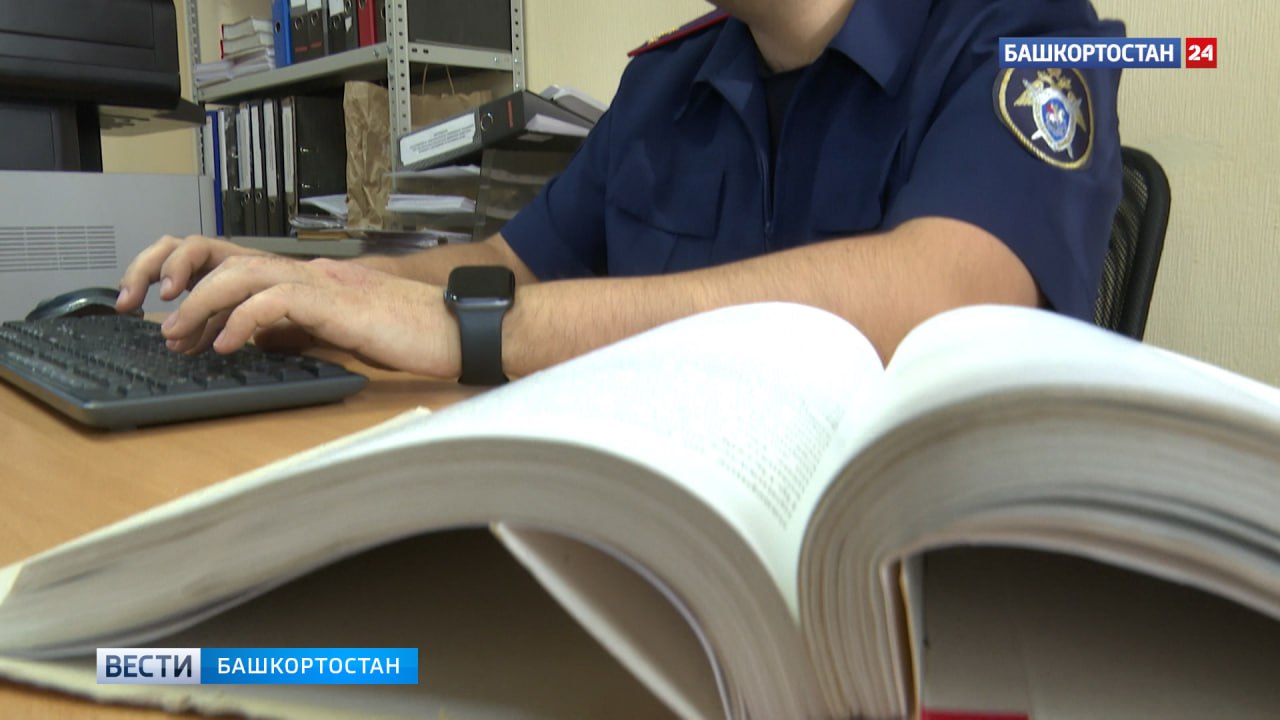В Башкортостане задержали двух несовершеннолетних, которые избили прохожую из-за цвета волос В Стерлитамаке установили личности подростков, избивших девушку за розовые волосы. Ими оказались две 16-летние, состоящие на учете в ПДН. Подростки с родителями добровольно пришли в полицию и признались в содеянном. Как рассказали в пресс-службе МВД по РБ, 30 мая ночью по дороге домой 21-летняя потерпевшая встретила двух незнакомых девушек, которые сделали ей замечание из-за внешнего вида. Между ними начался спор, который перерос в драку. Драка закончилась только тогда, когда прохожие остановили нападавших, и девушка смогла убежать. Пострадавшей выписано направление на судебно-медицинскую экспертизу. Материалы передадут в следственные органы для юридической оценки. Родителей несовершеннолетних привлекли к административной ответственности за ненадлежащее исполнение обязанностей. Об этом сообщили в ведомстве. Подписаться Сообщить новости