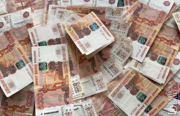 Желание торговать монетами обошлось жительнице Бурятии в 3 3 млн рублей В июле 2025 года она увидела в соцсети объявление о бесплатных курсах по обучению купле продаже монет В течение 4 дней она проходила обучение подключаясь к трансляциям с видеоуроками где объяснялись основы торговли монетами ограниченного тиража В процессе обучения она оставила свои контактные данные Через некоторое время ей поступил звонок от мужчины который представился специалистом платформы и предложил продолжить обучение После этого диалог переместился в мессенджер где ей порекомендовали установить приложение для торговли с доступом к личному кабинету с информацией о балансе и операциях Женщина начала переводить деньги на счета указанные аферистом