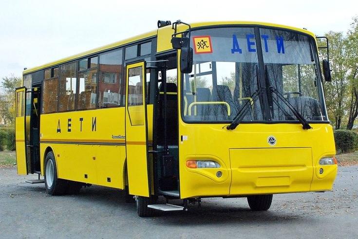 ЛНР получит еще 64 новых школьных автобуса  Закупку произвел федеральный Минпромторг в рамках программы социально-экономического развития региона. В ближайшее время, после постановки на учет, автотранспорт будет направлен в муниципалитеты.  Отметим, что Республике передадут несколько видов автобусов для перевозки учащихся, согласно поданным муниципальными образованиями заявкам. В основном это автобусы вместимостью от 25 до 31 человек.    В прошлом году в ЛНР было поставлено 113 школьных автобуса.