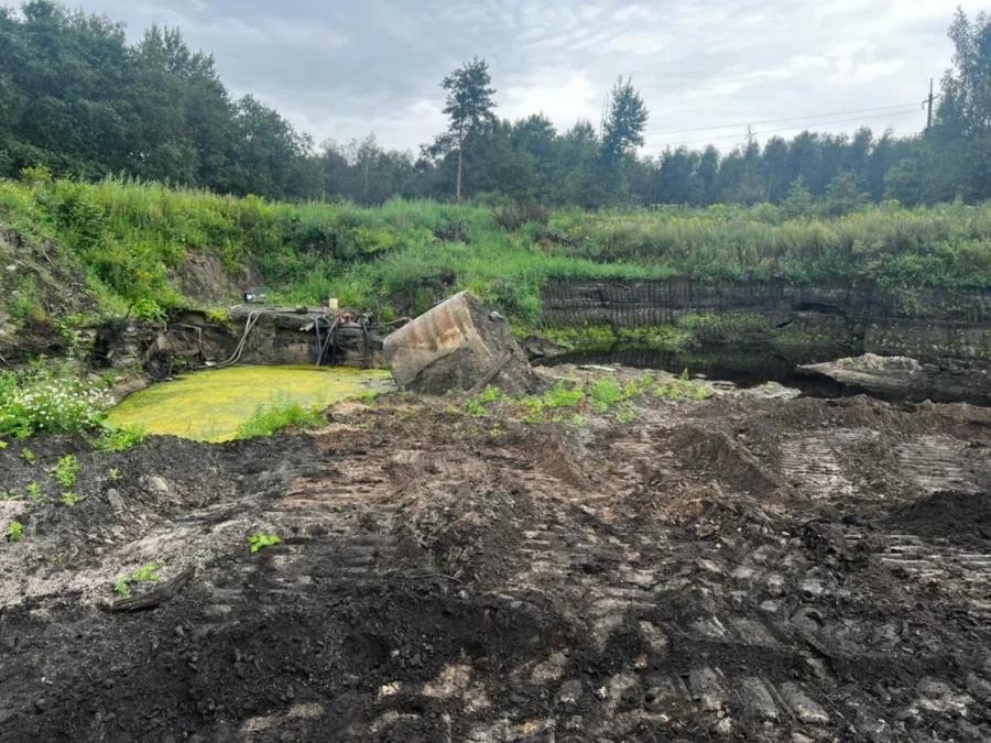 У воинского мемориала под Петербургом незаконно свозили мусор Полиция Петербурга расследует дело по статье о незаконном предпринимательстве после обнаружения строительных отходов на территории мемориала Невский пятачок Подрядчик нанятый за 31 млн рублей для ликвидации свалки вместо вывоза мусора сбрасывал его прямо у памятника и предоставлял поддельные документы о вывозе По данным 47news задержан владелец компании Марта Модуль 8 Марат Асланов ранее связанный со строительством плавучих домов в Галерной гавани Петербурга Фото ГУ МВД по Санкт Петербургу и Ленобласти Читать РБК Петербург