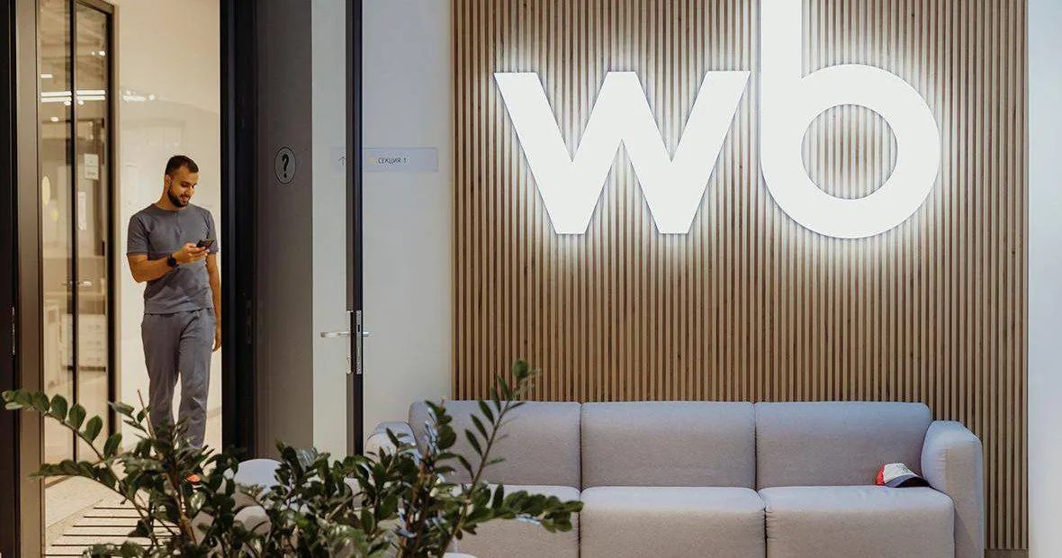 ВТБ и Wildberries обсуждают возможные варианты интеграции сообщает РБК со ссылкой на источники Окончательные параметры сделки пока не определены стороны еще согласуют структуру владения доли и оценку бизнеса Переговоры проходят на фоне прежнего конфликта между банками и маркетплейсами из за комиссий Теперь обсуждение сделки между РВБ и ВТБ связано с необходимостью найти компромисс и выстроить взаимодействие между участниками рынка