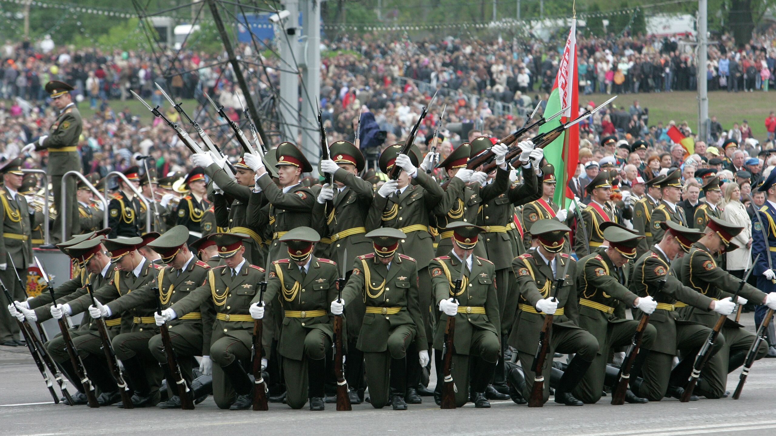 Военный парад в Минске, посвященный 80-летию Победы в Великой Отечественной войне, начнется 9 мая в 20.30, сообщил во вторник заместитель министра обороны Белоруссии генерал-майор Александр Науменко.