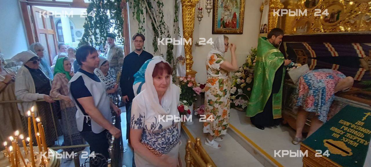 В День памяти святителя Луки в Симферополе провели богослужения В Свято-Троицком женском монастыре целый день открыты мощи святого. Прислониться к ним пришли сотни прихожан. Среди них — Глава Крыма Сергей Аксёнов и губернатор Севастополя Михаил Развожаев. Выдающийся хирург и ученый XX века, святитель Лука Валентин Войно-Ясенецкий , жил и работал более чем в двадцати городах России. Сейчас его мощи находятся в Свято-Троицком соборе Симферополя. Крым 24