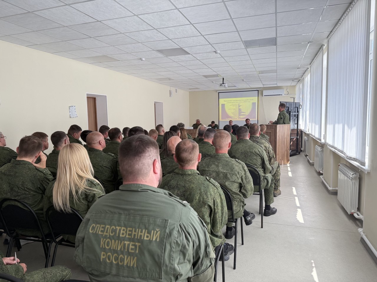 В СУ СК России по Запорожской области состоялось заседание коллегии по подведению итогов работы за I полугодие 2025 года   ⏺В своем выступлении руководитель регионального управления СК России Александр Царакаев дал оценку результатам работы ведомства по всем направлениям деятельности.  ⏺В первом полугодии 2025 года приято к производству следователями следственных подразделений 317 уголовных дел, из которых 232 возбуждено следователями управления. По результатам расследования в суд направлено 129 уголовных дел, большая часть из них относится к категориям тяжких и особо тяжких преступлений. По ходатайству следователей судом избрана мера пресечения в виде заключения под стражу 55 лицам.  ⏺Организована работа по возмещению ущерба, причиненного преступлениями. Общая сумма причиненного ущерба по оконченным делам составила более 23 млн рублей, из которых возмещено более 16 млн. рублей. Судом наложен арест на имущество в порядке, предусмотренном ст. 115 УПК РФ, на сумму более 19 млн рублей.   ⏺В рамках работы аналитических групп, сформированных в территориальных подразделениях правоохранительных органов, совместно со следователями-криминалистами продолжается систематическая деятельность по раскрытию и расследованию преступлений прошлых лет. В первом полугодии 2025 года установлены фигуранты по уголовным делам о совершении 6 преступлений, совершенных в прошлые годы. Уголовные дела о 3 преступлениях прошлых лет направлены в суд.  ⏺С докладами о результатах работы за 6 месяцев текущего года выступили руководители структурных подразделений аппарата и территориальных следственных отделов.  ⏺Анализируя работу ведомства, руководитель следственного управления Александр Царакаев отметил, что достигнутые положительные результаты работы являются итогом комплексного, эффективного взаимодействия прокуратуры, всех органов правоохраны и государственной власти.  ⏺В целях повышения эффективности деятельности по обозначенным направлениям коллегией принят ряд решений, направленных на устранение имеющихся в работе недостатков. Следственные подразделения ориентированы на максимальное сокращение процессуальных сроков следствия, результативности и интенсивности следственной работы.  ⏺После подведения итогов работы участники заседания коллегии определили приоритетные задачи на второе полугодие 2025 года.
