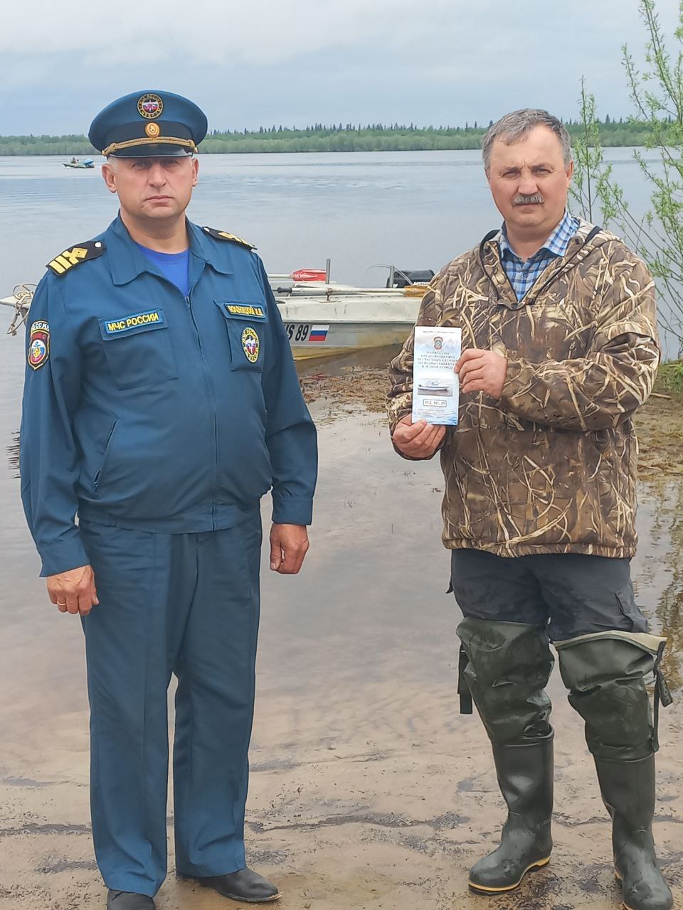 Для повышения безопасности на водных объектах инспекторы Центра Государственной инспекции по маломерным судам проводят регулярные профилактические мероприятия с населением округа. Главная задача — повысить уровень ответственности и знаний жителей об особенностях безопасного использования маломерных судов, правилах поведения на водоёмах и мерах предосторожности. Это помогает снизить риски несчастных случаев и обеспечить охрану жизни людей. Инспекторы проводят информирование населения об основных правилах безопасного поведения на воде и разъясняют требования законодательства в сфере эксплуатации маломерных судов. Регулярность и системность профилактики позволяют существенно снизить количество происшествий на водных объектах. МЧС Ямало-Ненецкого АО
