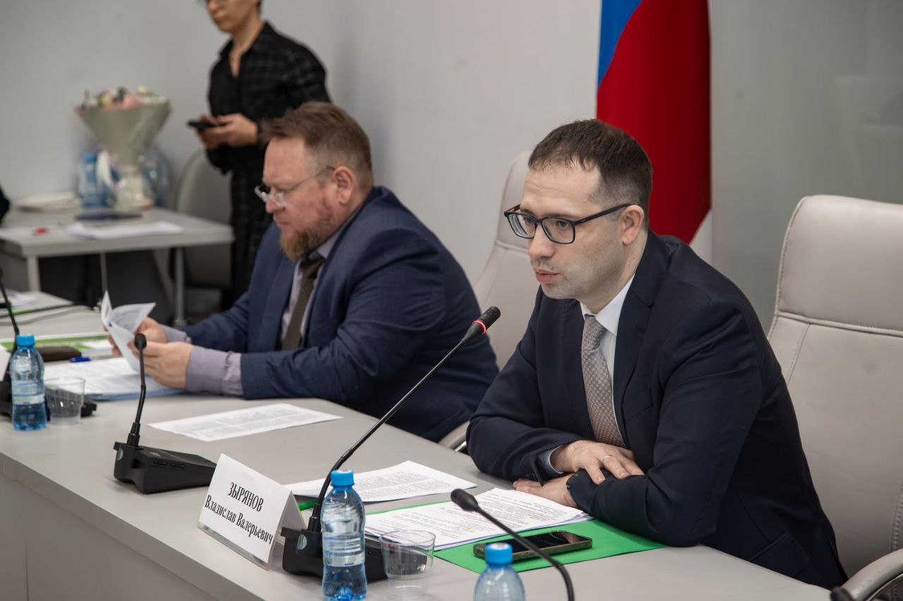 Владислав Зырянов председатель комитета по делам села и агропромышленной политике Заксобрания Красноярского края АПК нашего края обладает огромным экспортным потенциалом К сожалению он реализован не более чем наполовину В среднем мы собираем 2 5 миллиона тонн зерновых При этом для собственных нужд нам необходимо миллион двести Оставшееся зерно нам надо перерабатывать у себя либо продавать внутри страны или за пределами России На внутреннем рынке нам конкурировать сложно поскольку мы находимся достаточно далеко от основных портов и рынков сбыта Зерно из европейской части страны просто по себестоимости дешевле Поэтому нам необходимо перерабатывать его в более высокий продукт с добавленной стоимостью на территории края и отправлять на экспорт Несмотря на все трудности и проблемы нам необходимо усилить работу в этом направлении поскольку экспорт сельхозпродукции может стать одним из драйверов развития агропромышленного комплекса Красноярского края