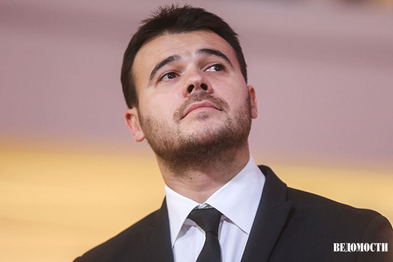 Эмин Агаларов вышел из бизнеса по производству энергетиков Через представителя он передал что давно решил продать актив так как этот бизнес является непрофильным для него Агаларов весной 2022 года купил завод безалкогольных напитков в Можайске Это бывшее предприятие Спасо Бородинские воды Тогда он учредил ООО Уни пак по адресу этого завода Рынок энергетиков развивается высокими темпами в последние годы говорит инвестбанкир Илья Шумов Но запрет продажи энергетиков несовершеннолетним и как следствие невозможность их реализации через вендинговые автоматы и в целом ухудшение имиджа продукции привели к замедлению темпов роста продаж Подпишитесь на Ведомости