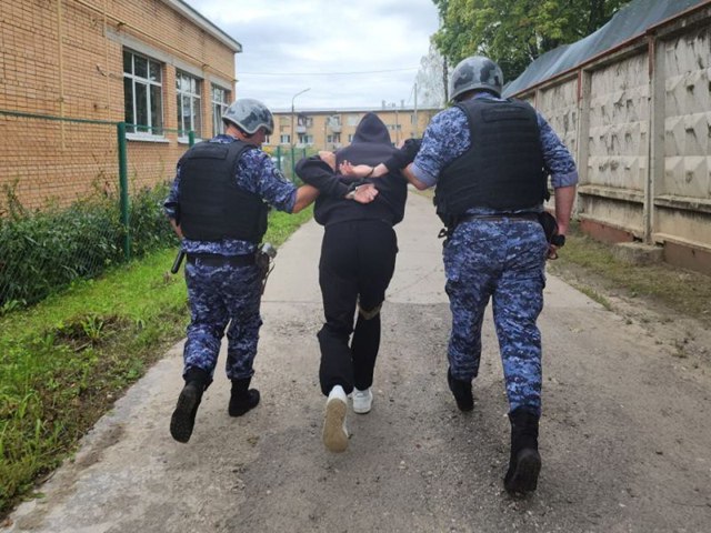 Спор на даче завершился трагически: жителя Люберец признали виновным в убийстве соседа. Фото: МедиаБанк Подмосковья/Иван Дубров Автор: Наталия Надточая Житель города Люберцы Московской области получил приговор на восемь лет строгого режима за убийство соседа по даче. Об этом сообщили в Следственном управлении СК России по Владимирской области. Как развивались события По информации следствия, трагедия случилась вечером 18 октября 2024 года в садоводческом некоммерческом товариществе СНТ «Черемушки-2». Мужчина отдыхал вместе с соседом по даче, распивая алкоголь. Во время застолья между ними возник конфликт. В ходе ссоры подсудимый взял нож и нанес множественные ранения оппоненту в голову, руку и живот. Пострадавший, несмотря на серьезные травмы, смог покинуть место происшествия и вернуться домой. На следующее утро обвиняемый решил отнести соседу забытые вещи.