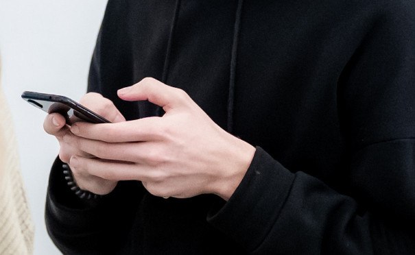 В Челябинске задержали взломщика чужих аккаунтов на Госуслугах   www up74 ru articles news 168042 Кибермошенником оказался 24 летний местный житель который оформлял на своих жертв кредиты Молодой парень с криминальным прошлым разработал схему похищения чужих денег В интернете он покупал сим карты и использовал мобильные номера для взлома чужих аккаунтов на Госуслугах Получив таким образом конфиденциальные данные он оформлял на людей кредиты и микрозаймы а деньги переводил себе на счет Как сообщили в ГУ МВД России по Челябинской области уже установлено 50 подобных эпизодов