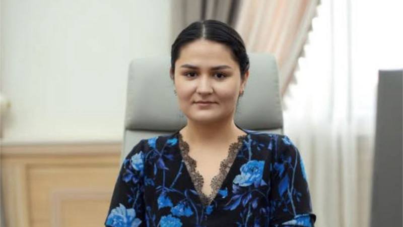 Младшая дочь президента Таджикистана получила должность в Минздраве.   27-летняя Фарзона Эмомали была назначена главой управления в Министерстве здравоохранения и социальной защиты населения Таджикистана.  Фарзона Эмомали, младшая дочь Эмомали Рахмона, родилась 4 июля 1998 года в Душанбе. После окончания средней школы поступила в филиал лицея МГУ имени Ломоносова в Душанбе, окончила его с отличием в 2014 году.
