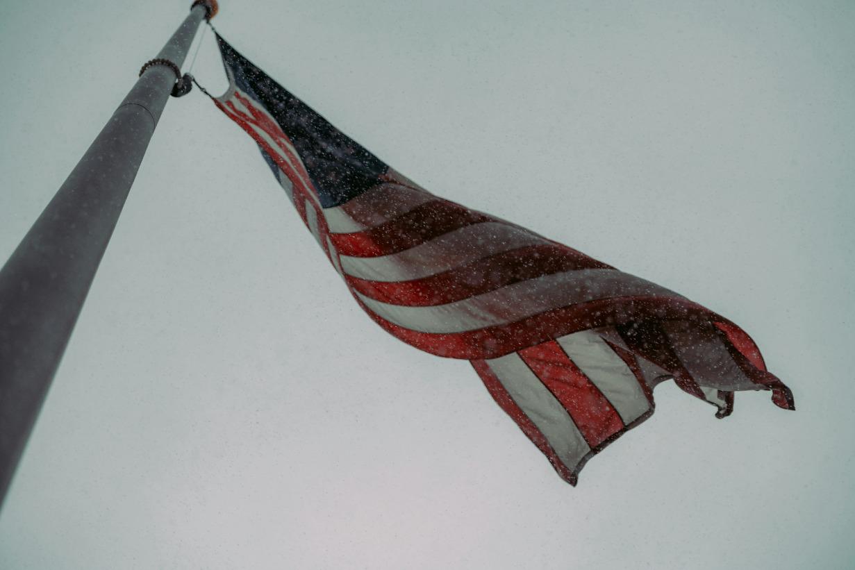 США смягчили санкции против Сирии за исключением некоторых ограничений на торговлю с Россией и Ираном Теперь в страну разрешена поставка большинства гражданских товаров технологий и программного обеспечения из США сообщил Минфин При этом санкции сохраняются против бывшего президента Башара Асада   Подпишитесь на Абзац TG VK Дзен MAX Rutube