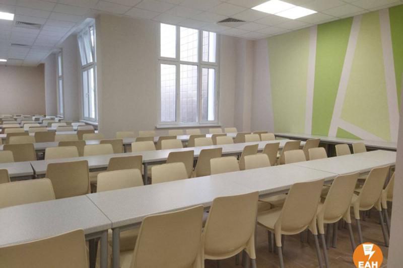 Две тысячи нарушений в школах Свердловской области выявила прокуратура Об этом сообщил начальник отдела по надзору за исполнением законов о несовершеннолетних прокуратуры области Михаил Калиберда По его данным количество нарушений выявленных при проверках год от года не снижается Среди них ошибки при оснащении оборудованием противоречия в документах неукомплектованность кадрами недоступность образования для детей инвалидов и неравномерное распределение школьных мест Также проверки как рассказал Калиберда на пресс конференции прошли на школьных комбинатах питания Нарушения связанные с состоянием помещений и сроком годности продуктов нашли в 75 организациях EanNews