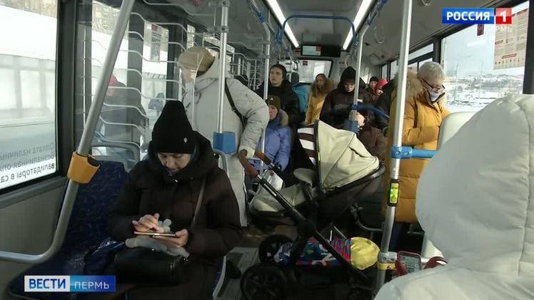 С 1 февраля увеличится количество автобусов на маршруте 33 В маршрут будет включена остановка Замок в долине для удобства пересадки на автобусы следующие по улице Спешилова в направлении центра города При поездке в сторону остановки Город Сердца после остановки Торговый центр Спешилов автобусы проследуют под путепроводом до остановки Замок в долине после чего повернут на улицу Маршала Жукова Так пассажирам будет удобнее пересаживаться на маршрут 33 следующим из Кировского района С 1 февраля также появится остановочный пункт Инфекционная больница в Индустриальном районе в направлении центра города Раньше остановка действовала только по направлению из центра поскольку не был завершен монтаж светофорного объекта Остановка будет обслуживаться автобусными маршрутами 9 и 59 Изменения улучшат транспортную доступность краевой инфекционной больницы Вести Пермь в MAX   max ru vestipermtv