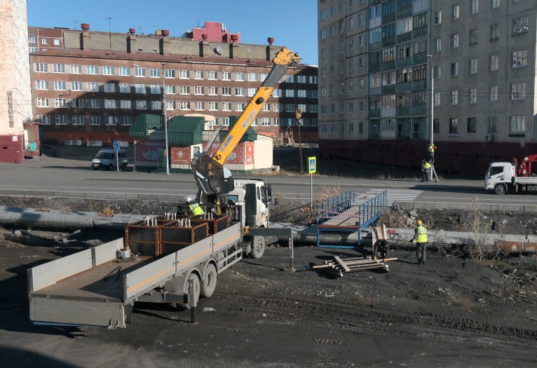 В Талнахе появится новый пешеходный переход через трубопровод Необходимость в переходе для пешеходов возникла из за строительства дома на улице Бауманской 31 Район вокруг ростверка от демонтированной гостинки сейчас обнесён забором Особенно сложно из за этого приходится дошколятам и их родителям Как раз в этом районе проходил маршрут для воспитанников детского сада Капельки Уже установлены дорожные знаки Сейчас ведётся монтаж лестничного прохода через трубопровод При благоприятных погодных условиях работы планируется завершить не позднее завтрашнего дня рассказали в Норильскавтодоре ℹ  На обустройство нового перехода затрачено полмиллиона рублей Помимо непосредственно лестниц будут установлены пандусы для маломобильных категорий населения Норильск NEWS прислать новость Наш ЧАТ