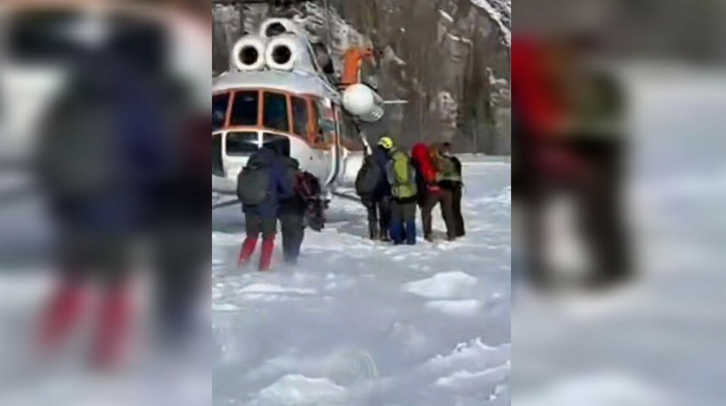 В горах Алматы нашли тела двух человек на высоте 3700 метров МЧС завершило поисково спасательные работы в Медеуском районе Алматы где на пике Локомотив погибли три альпиниста передает ArbatMedia Двое погибших были найдены спасателями на высоте около 3 700 метров над уровнем моря Их обнаружили в ходе поисков завершившихся в горах недалеко от пика Локомотив Ранее в этом же районе нашли тело ещё одного участника группы Все трое числились пропавшими во время восхождения После обнаружения тела переданы полиции проводится судебно медицинская экспертиза Родственникам погибших предоставлена психологическая поддержка Прислать новость